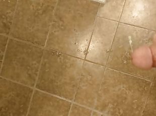 Brünette Milf masturbiert am Fußboden