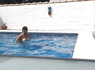 Back yard wife pool skinny dipping-tube porn video
