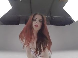Сексуальная жена с рыжими волосами позирует перед вебкамерой