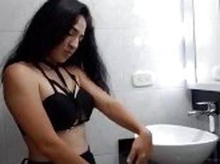 Сестренка мастурбирует киску в ванной