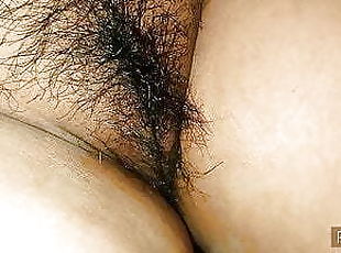 Азиатка с волосатой пиздой сосет толстый член и показывает буфера